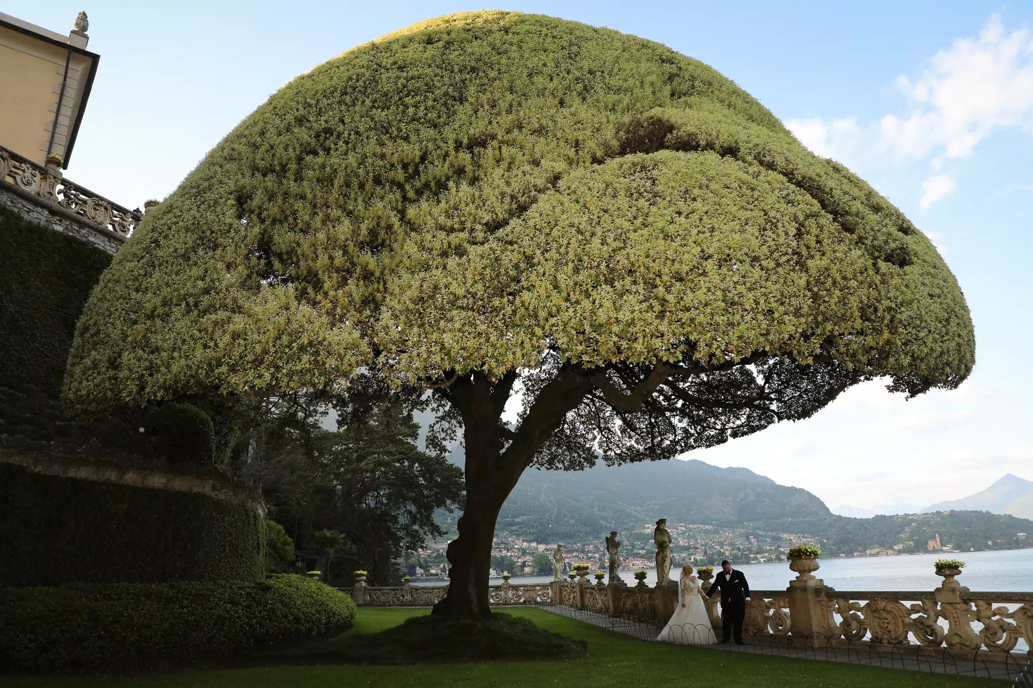 Elegant wedding ceremony at Villa del Balbianello on Lake Como – photographed by Nadia Fraqair